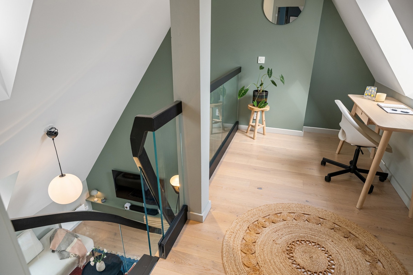 Leiligheten har også gode muligheter for et hjemmekontor, med en rolig og funksjonell plass som legger til rette for både konsentrasjon og produktive arbeidsdager. Galleribilde