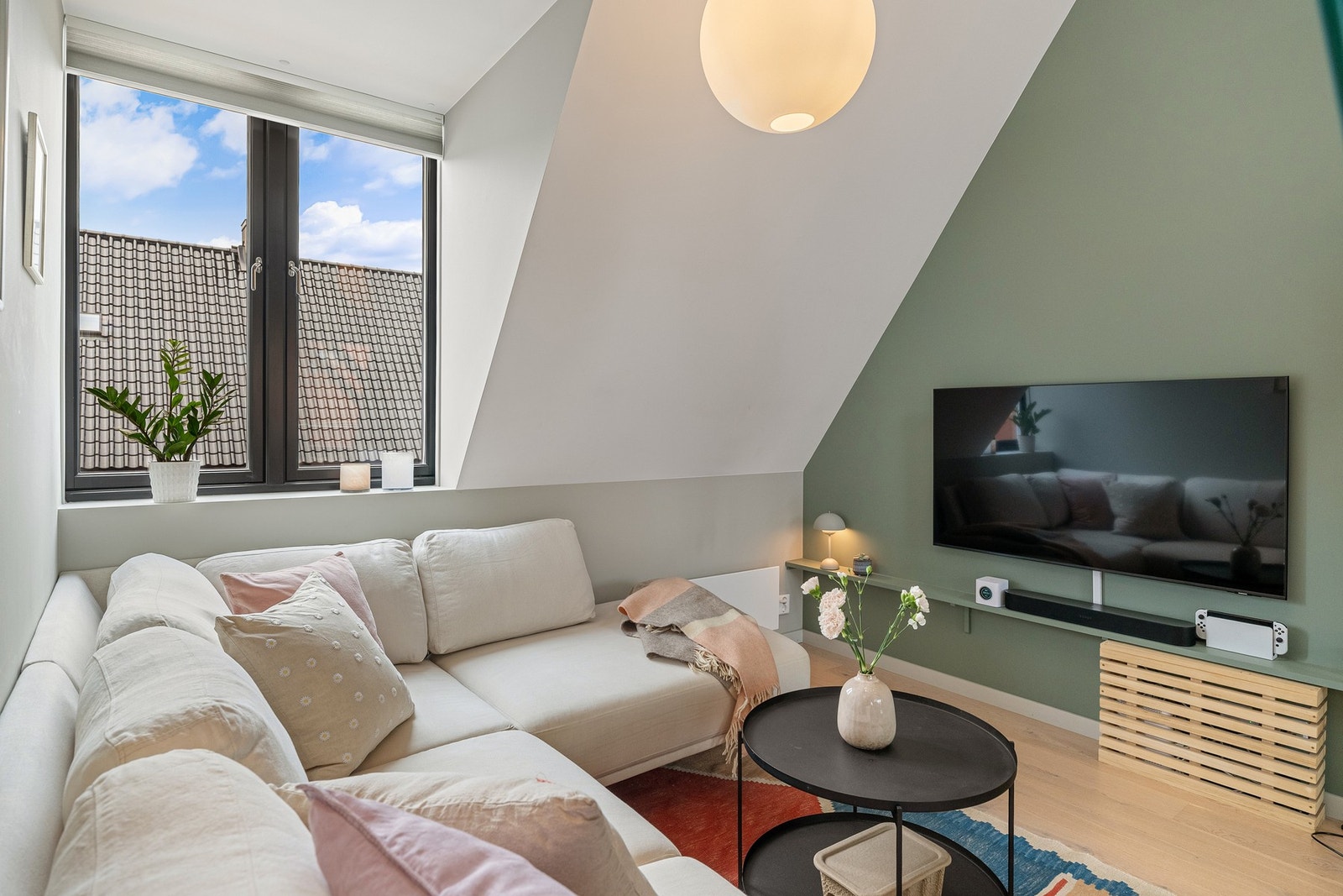 Ettermiddagssolen strømmer inn og skaper en lun og avslappende stemning. Galleribilde