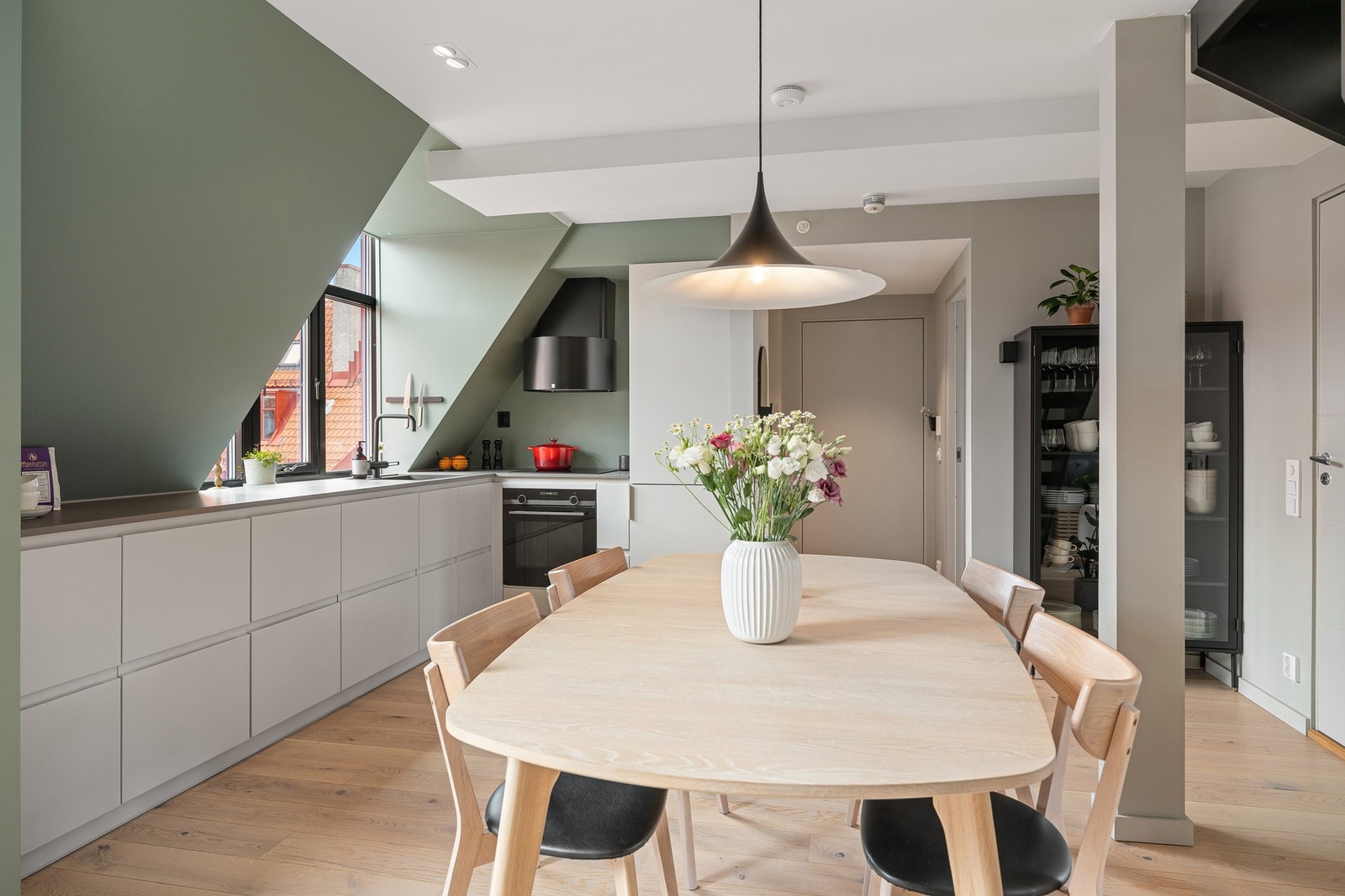 Her vil du ha plass til stort spisebord med plass til hele familien eller vennegjengen! Galleribilde