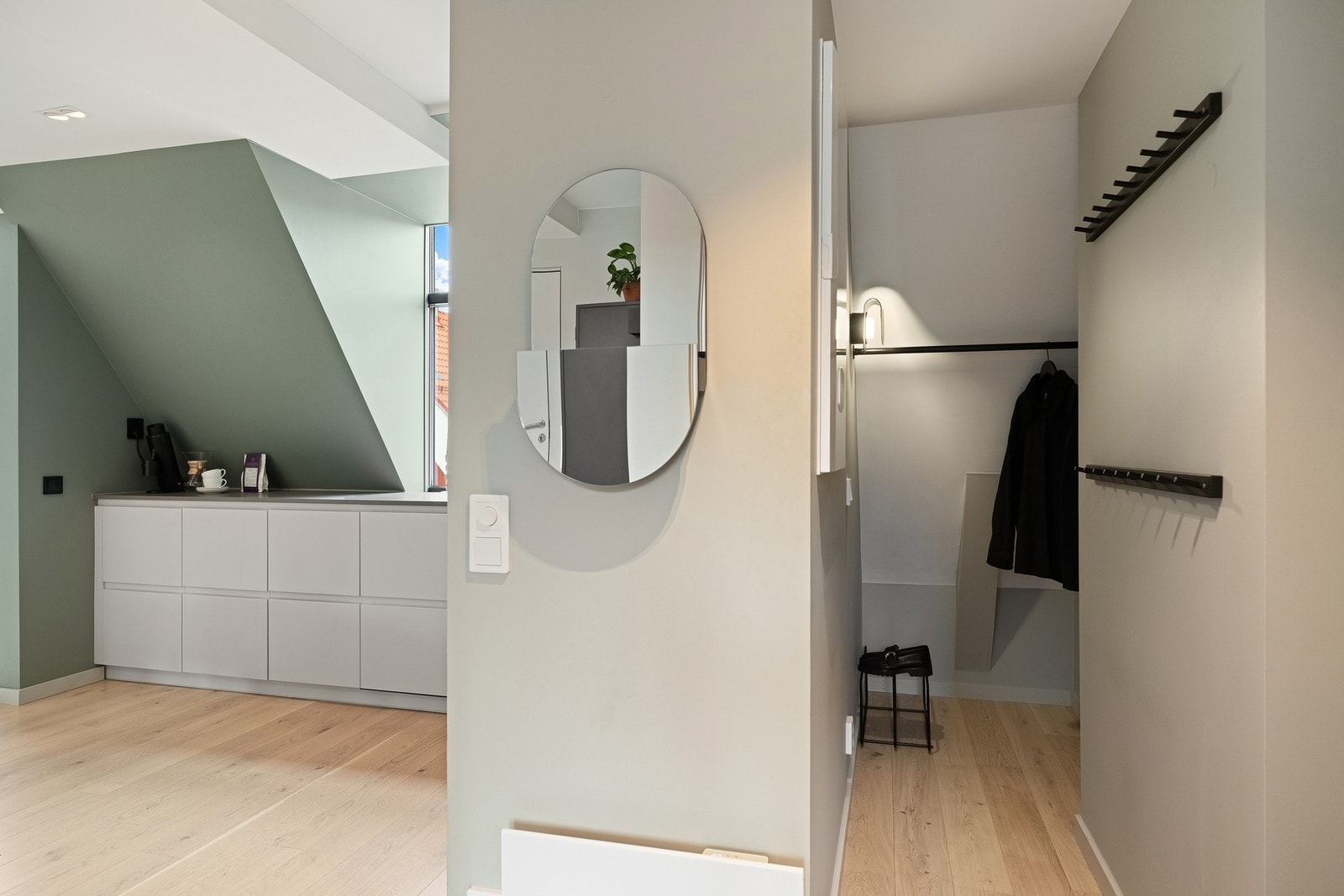 Her har du plass til både sko og yttertøy, perfekt for en ryddig hverdag. Galleribilde