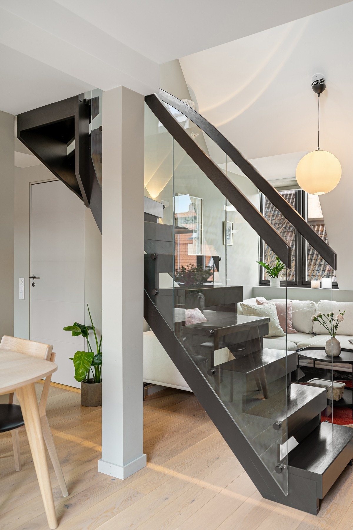 Den lekre trappen med glassrekkverk gir boligen et moderne og eksklusivt preg. Galleribilde
