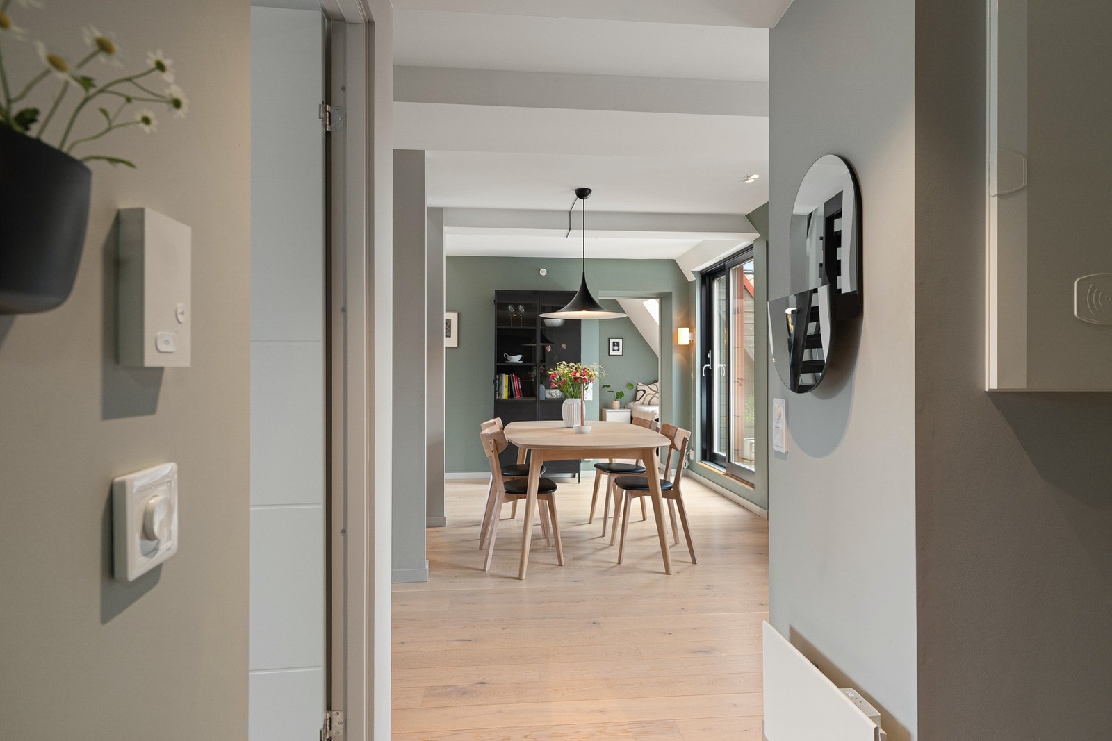 Du blir ønsket velkommen inn i en praktisk entré med god oppbevaringsplass. Galleribilde