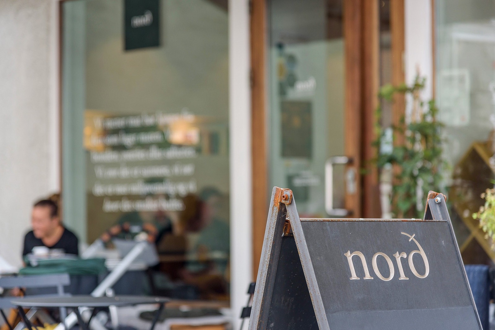 Området byr på flere koselige kaféer og nisjebutikker som gir nabolaget en levende og hyggelig atmosfære. Galleribilde