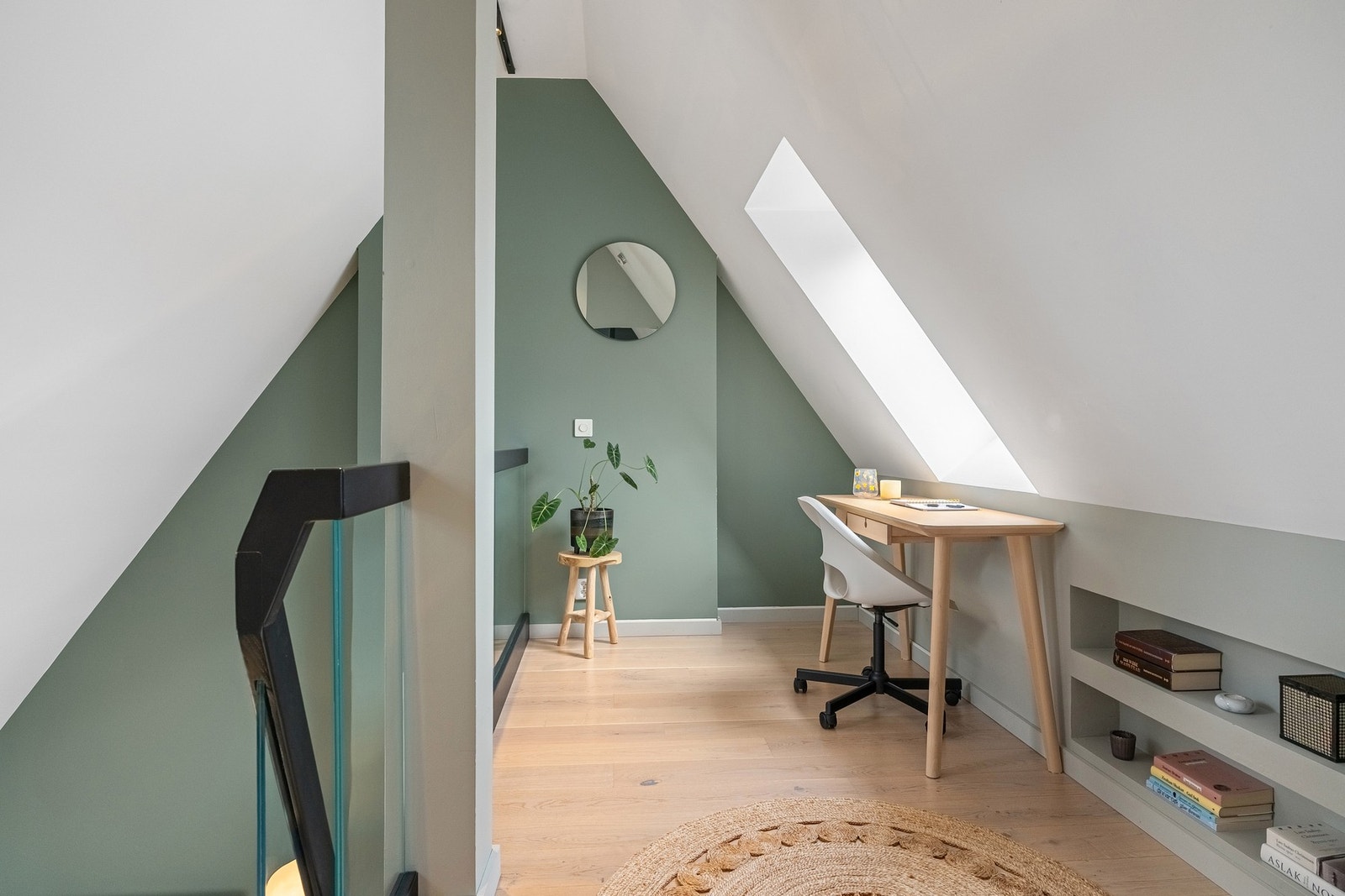 Hvor nydelig er det ikke å ha hjemmekontoret plassert like ved vinduet? Masse daglys! Galleribilde