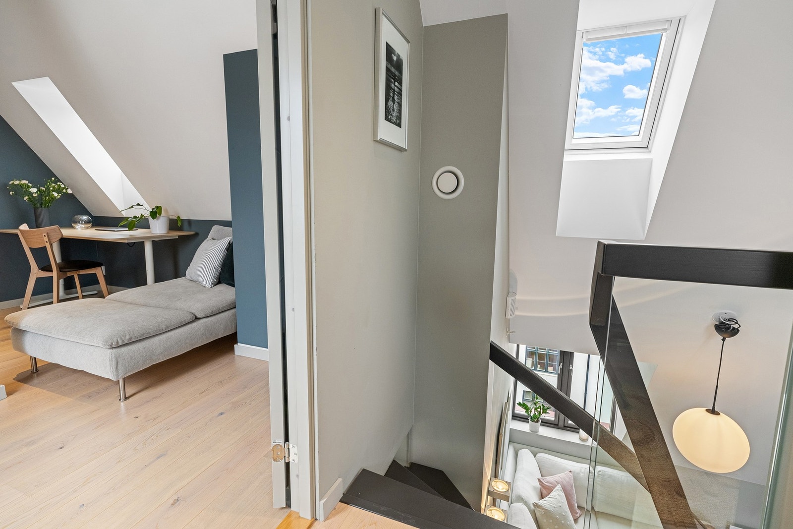 De store takvinduene slipper inn rikelig med naturlig lys og skaper en luftig, åpen atmosfære i hele leiligheten. Galleribilde