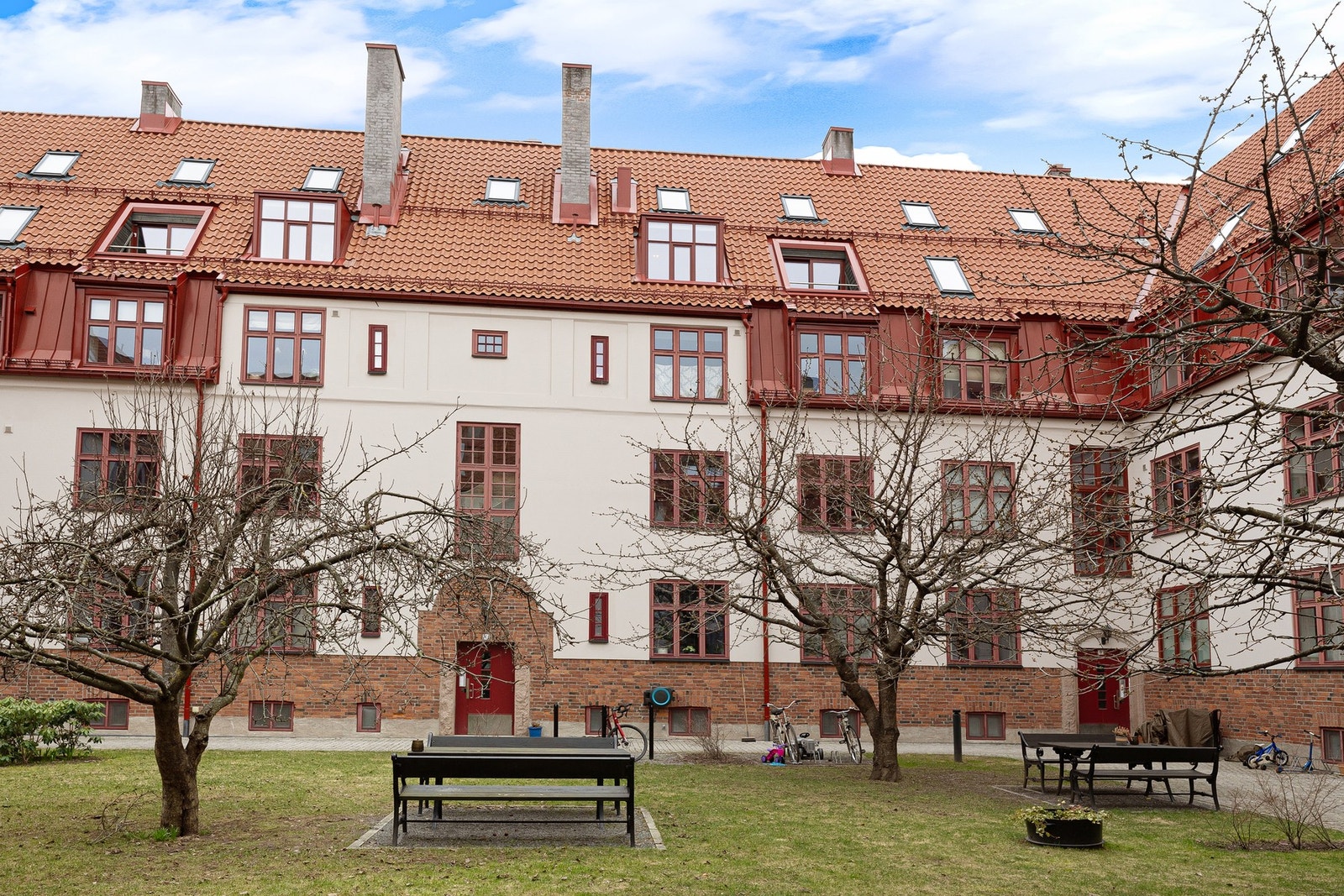 Indre gårdsrom er låst, hvor kun sameiets beboere har tilgang. Her vil du bo fint til, omkranset av grøntområder og flere sittegrupper. Galleribilde
