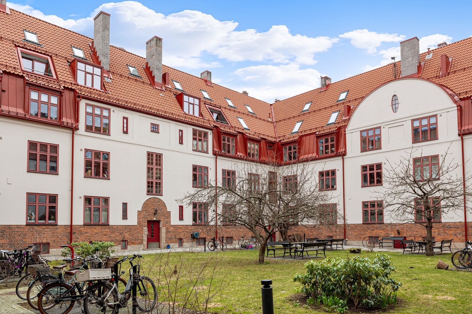 For en vakker bygård! Dette må være et av områdets fineste bygninger, full av sjarm og historie. Galleribilde