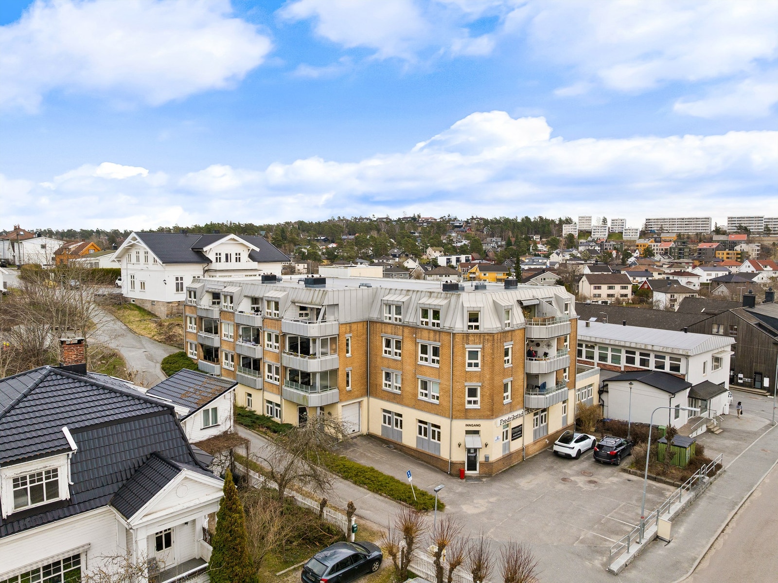 Eiendommen ligger i et etablert og sentrumsnært boligområde på Glemmen / Trara, like ved Fredrikstad sentrum. Galleribilde