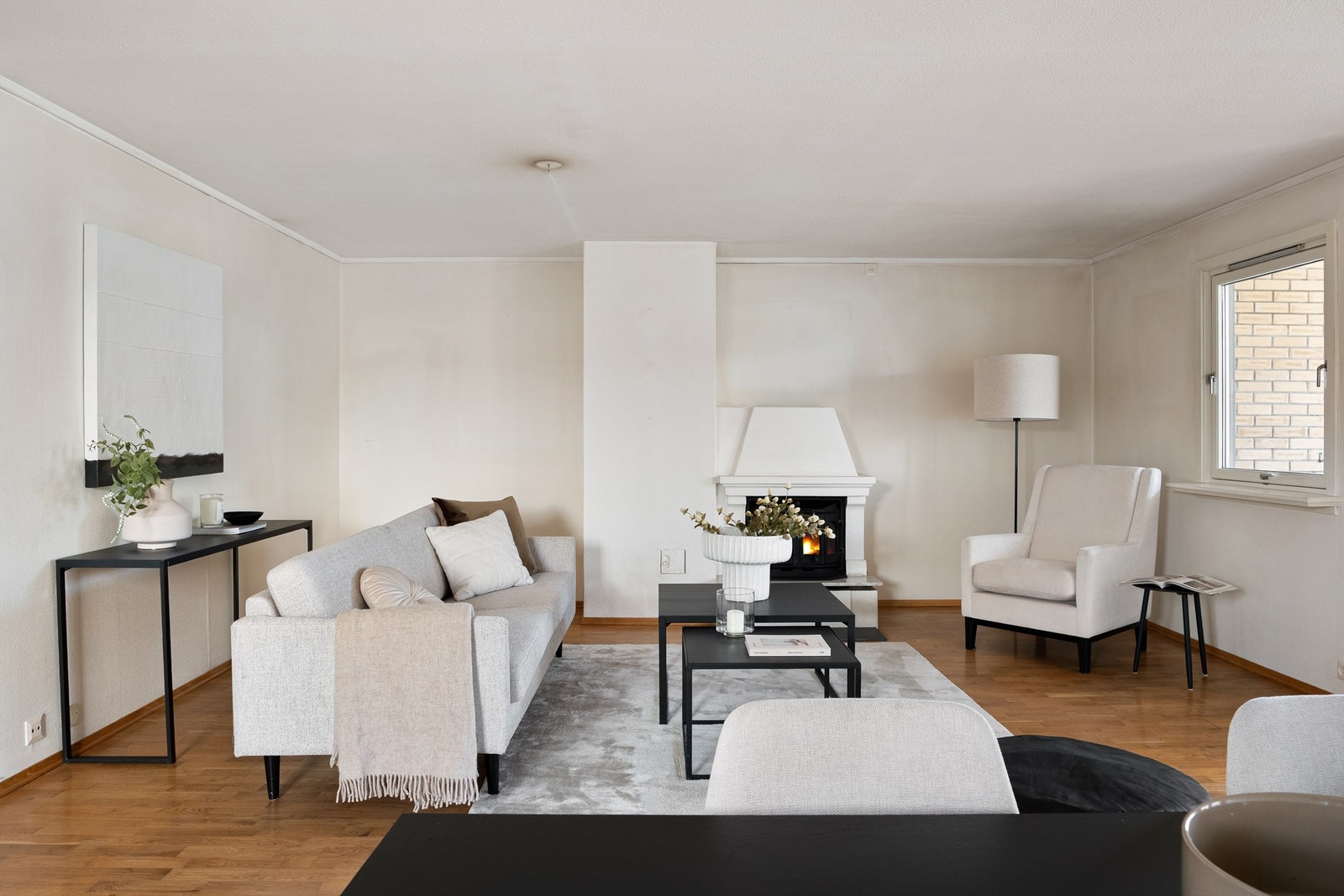 Stor og åpen stue med god plass til både sofagruppe og lenestol. Galleribilde