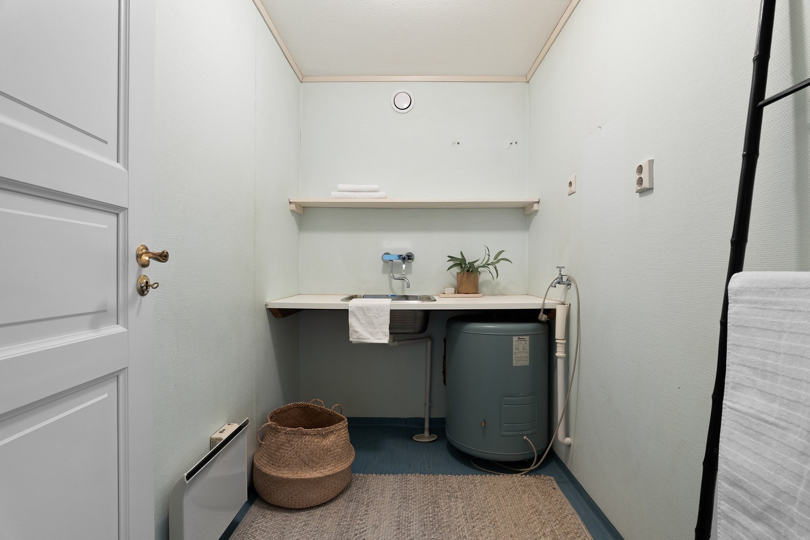 Eget vaskerom med opplegg for vaskemaskin og ekstra lagringsplass. Galleribilde