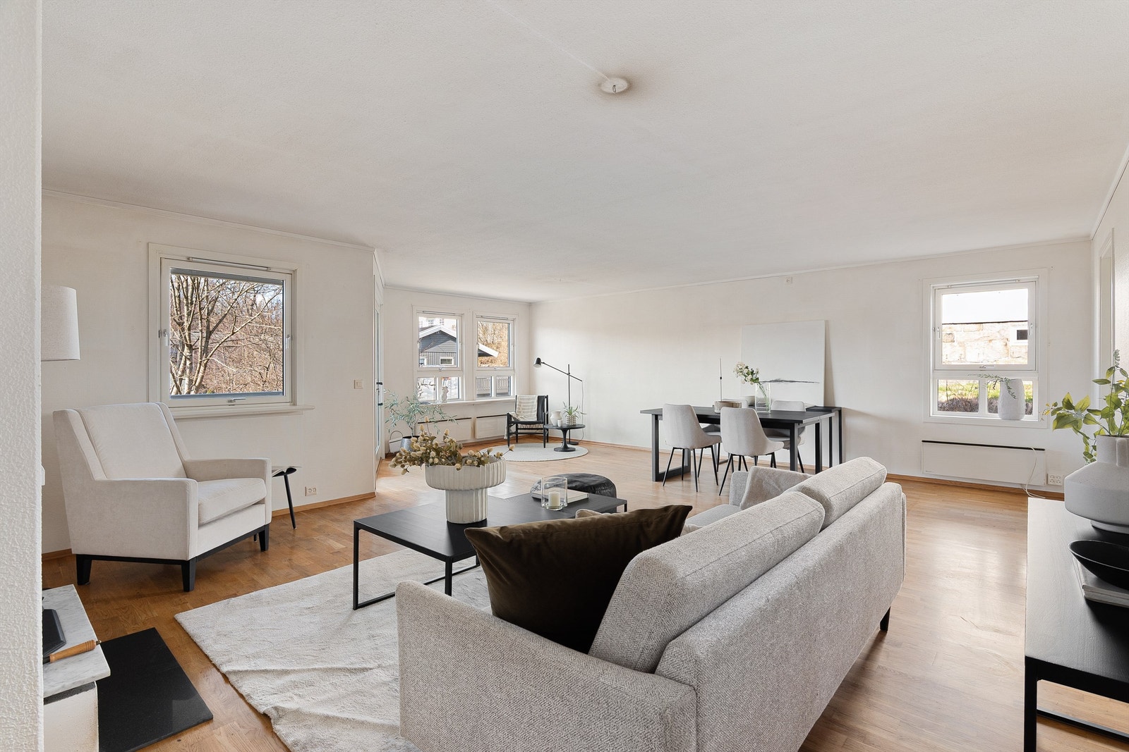 Lys og luftig stue med åpen løsning mot spisestue. Galleribilde