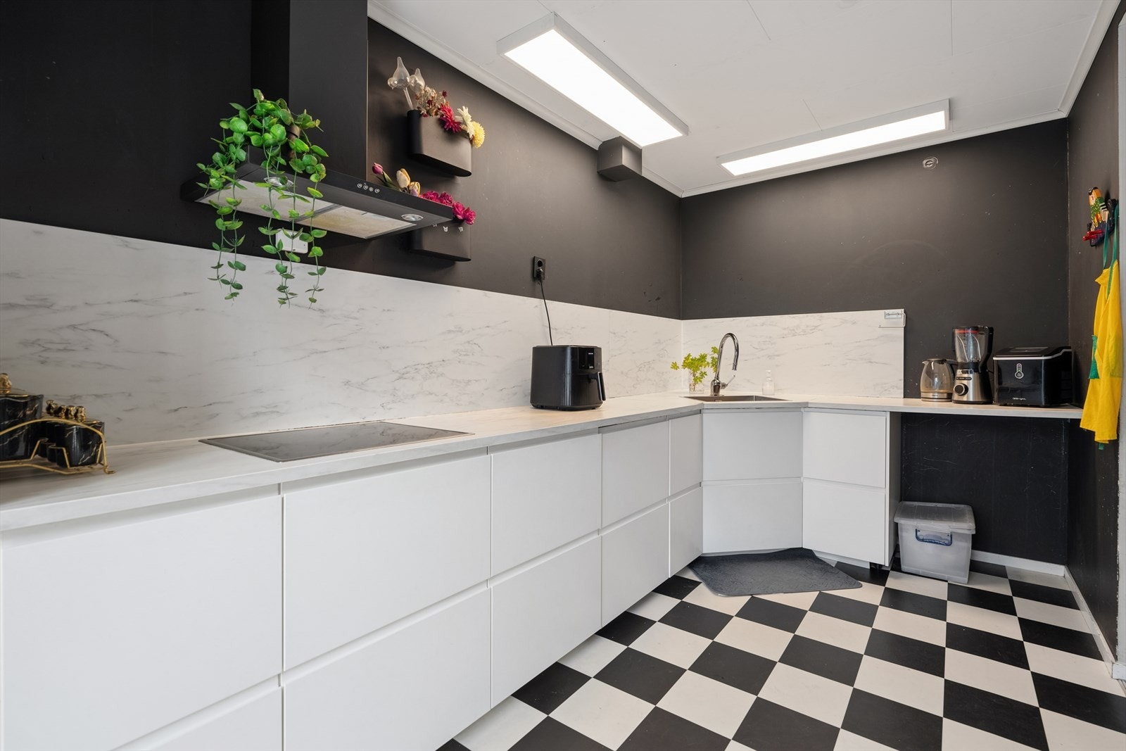Kjøkkenet fra IKEA ble installert i 2019 og har en funksjonell hjørneløsning med rikelig skap- og benkeplass. Innredningen har glatte fronter og benkeplate i laminat. Galleribilde