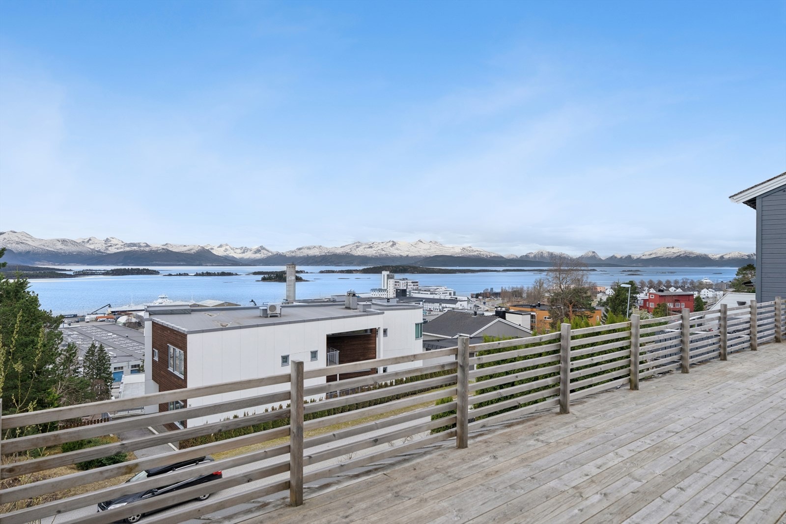 Fra eiendommen er det en flott utsikt over fjorden og fjellene. Her bor du med kort avstand til skoler og barnehager og tett på flere handlesentre. Galleribilde