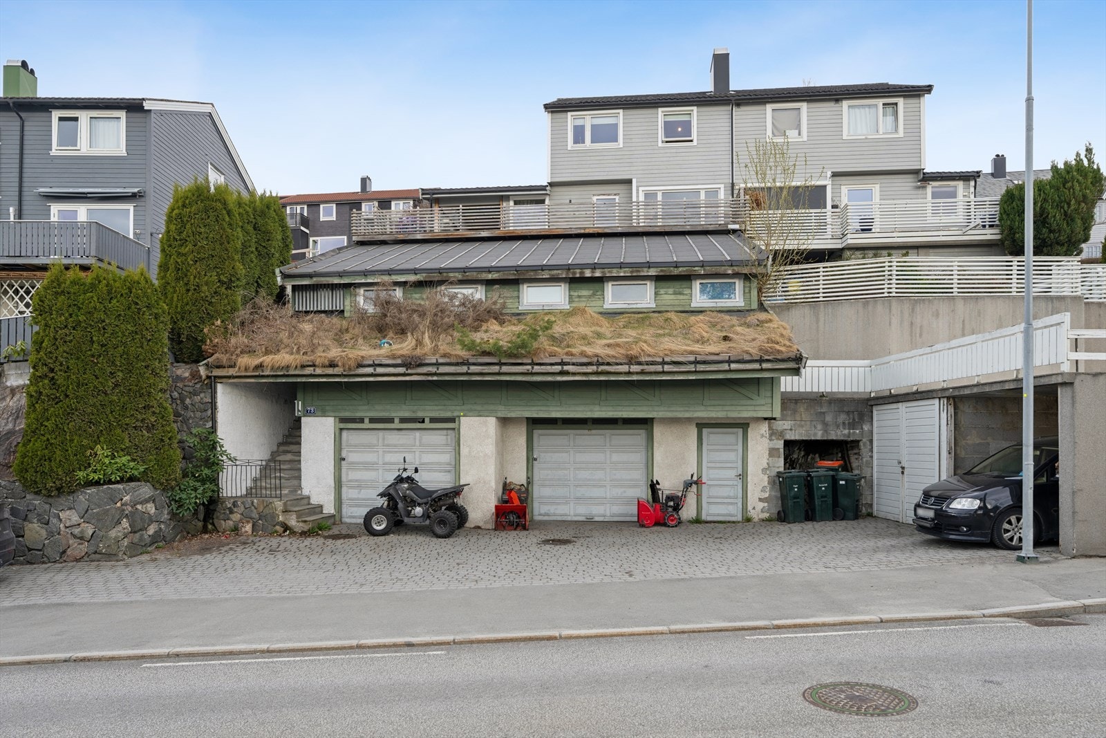 Eiendommen har en stor, frittliggende dobbeltgarasje fra 2001 med to biloppstillingsplasser og elektriske portåpnere. Garasjen går over to etasjer og byr på rikelig med lagringsplass. Galleribilde