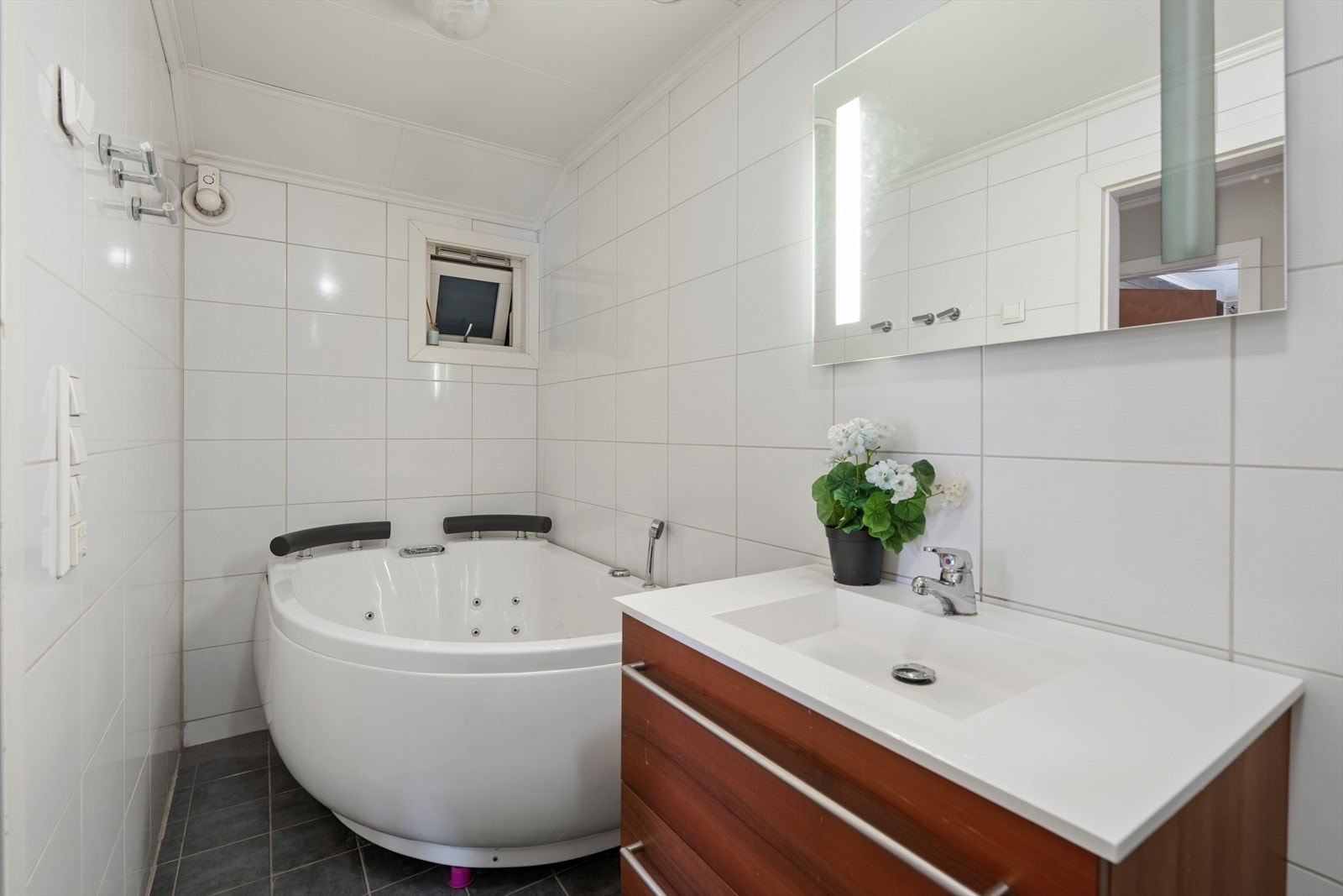 Badet i andre etasje ble renovert i 2010 og har flislagt gulv med varmekabler. Her er det et romslig badekar for ekstra komfort. Galleribilde