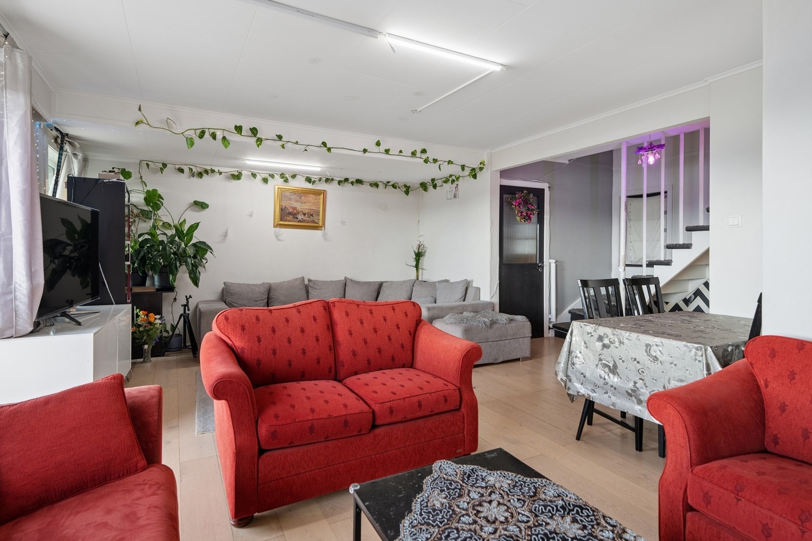 Stuen har en åpen løsning med god plass til både en romslig sittegruppe og et spisebord. Galleribilde
