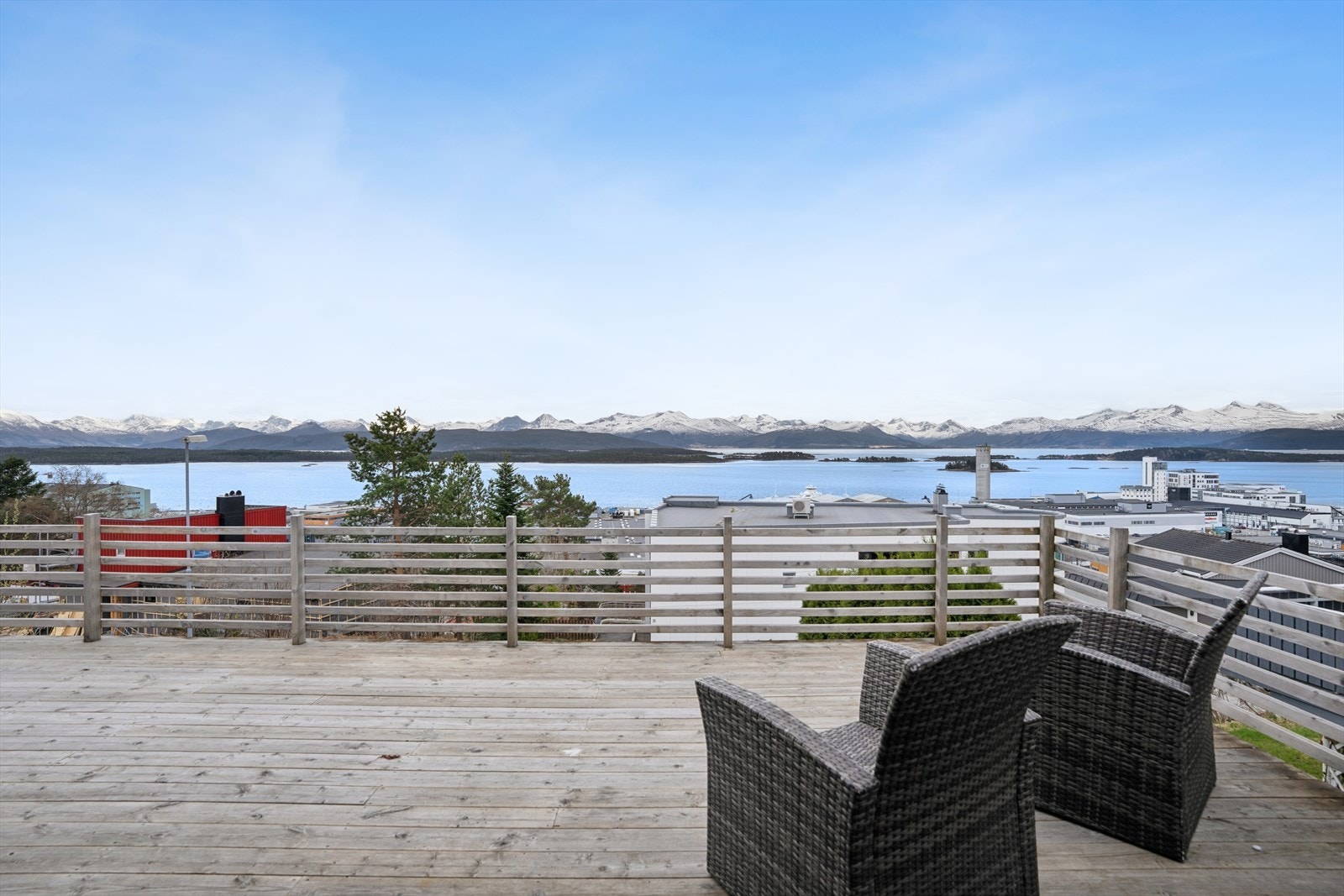 Den sørvestvendte verandaen har god plass til flere sittegrupper for å nyte utsikten. Her nyter du Molde-panoramaet i usjenerte omgivelser. Galleribilde