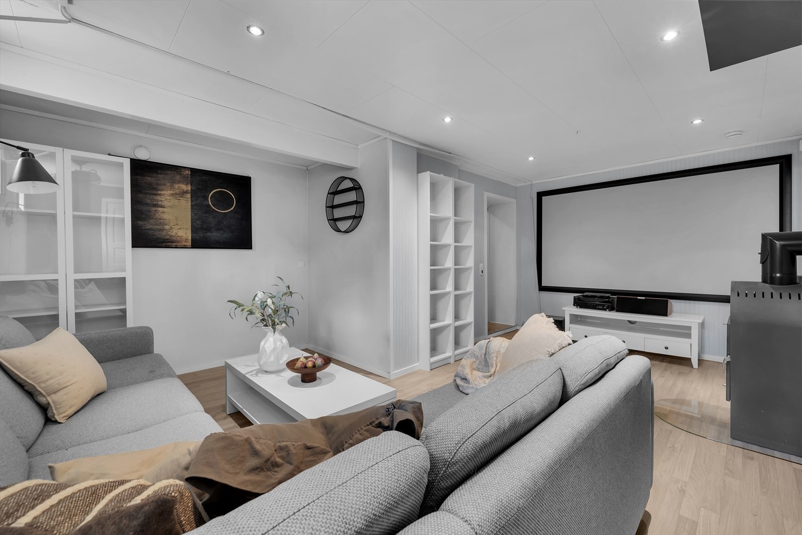 I underetasjen finner man stue med downlights og ildsted Galleribilde