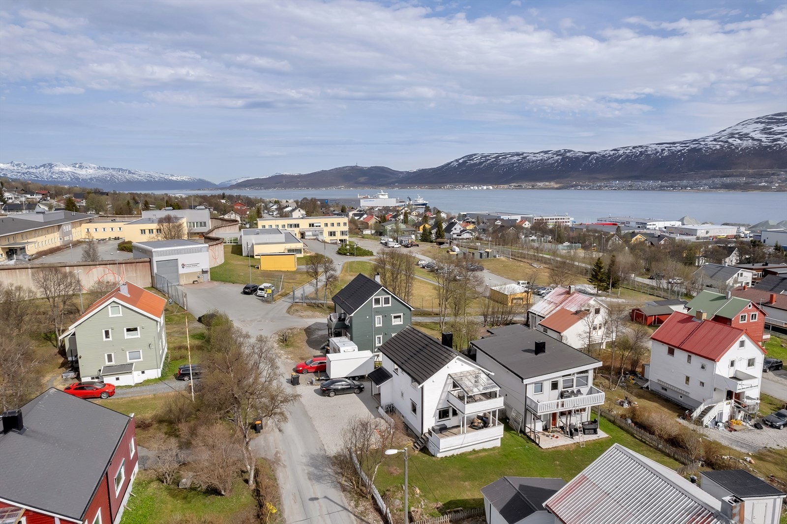 Det er to boligbygg på eiendommen med to seksjoner i hver Galleribilde