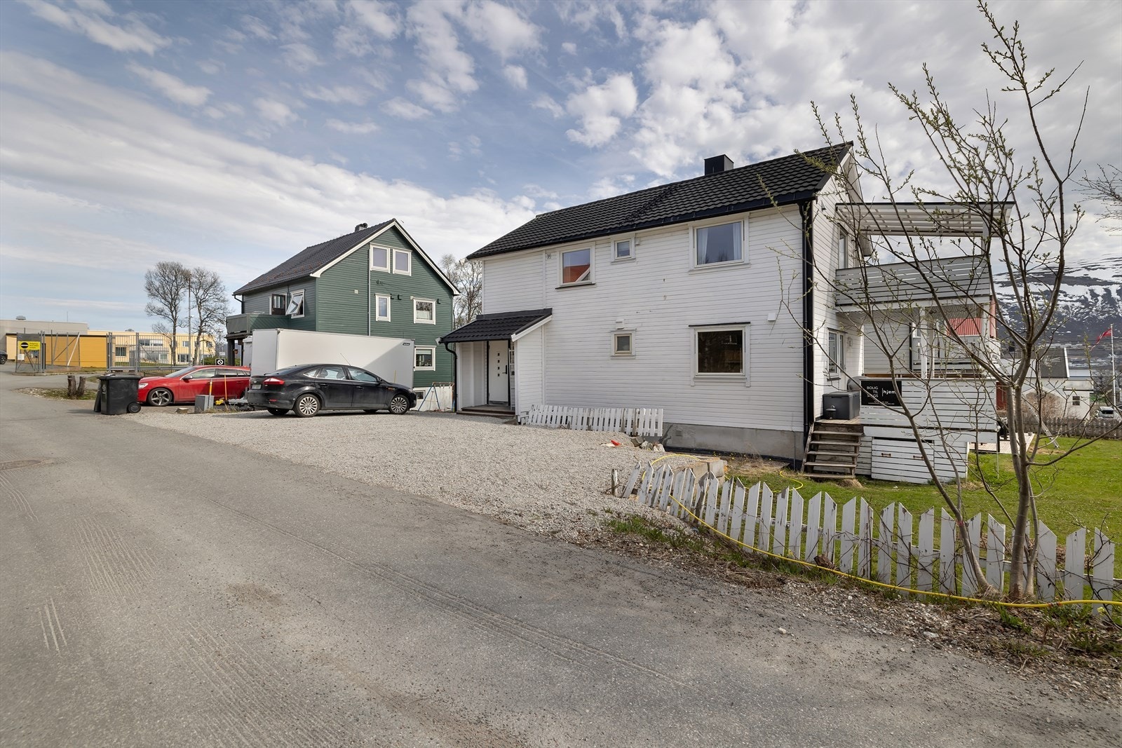 Parkering utendørs på felles tomt Galleribilde