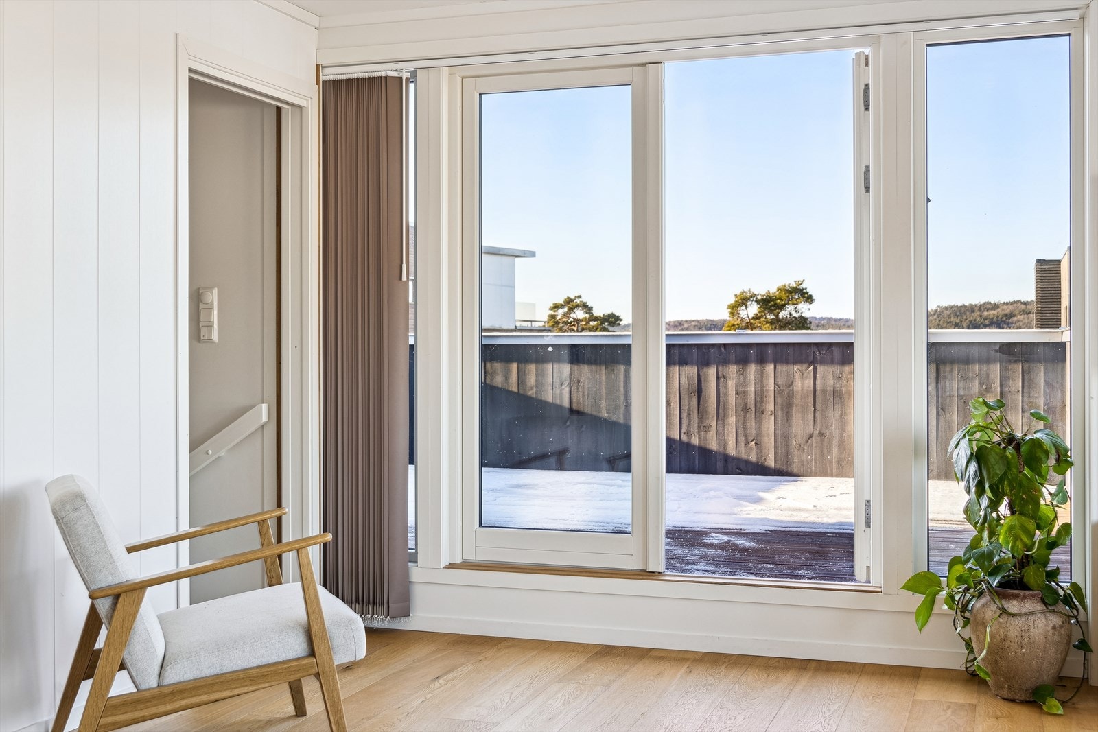 Lys og innbydende lofstue med store vindusflater som slipper inn mye naturlig lys og gir flott utsikt Galleribilde