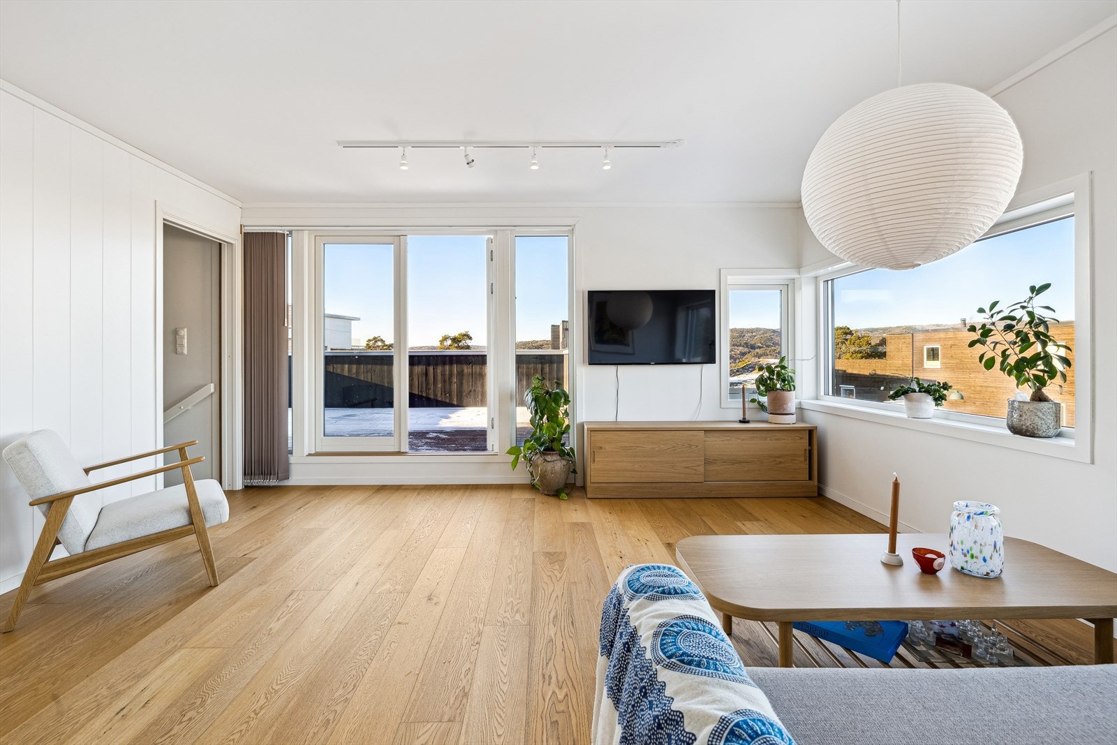 Lys og innbydende loftstue med utgang til balkong og gir fantastisk utsikt mot omgivelsene. Galleribilde