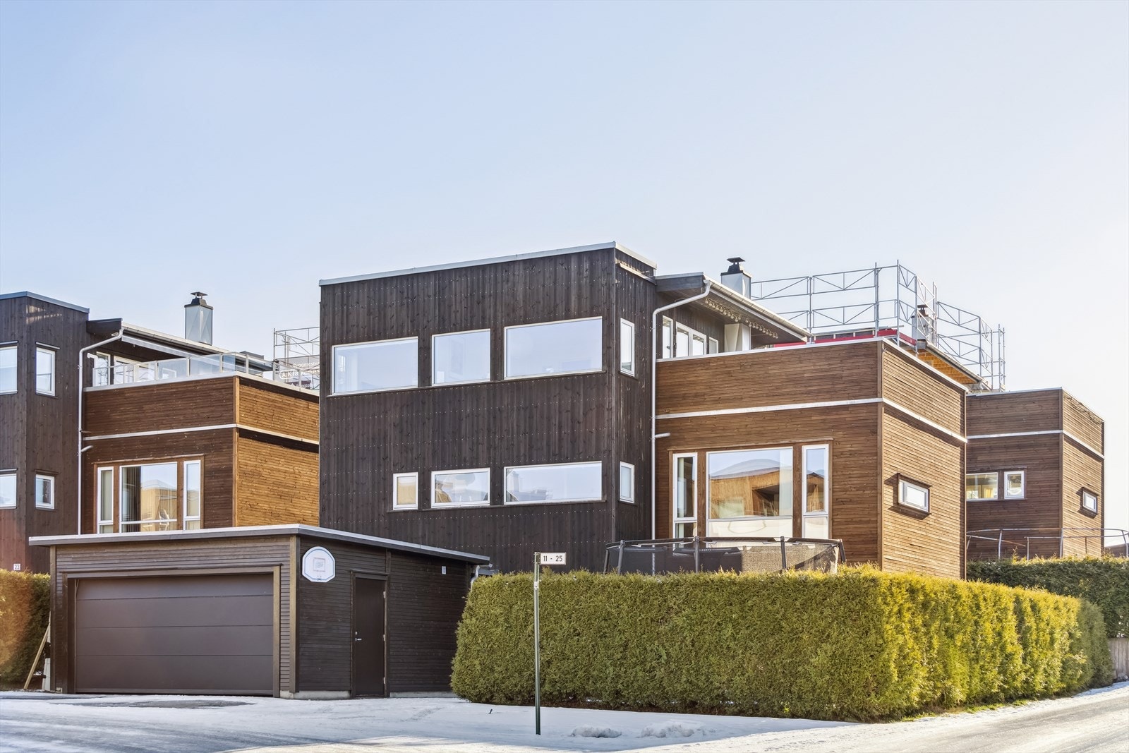 Eiendomsmegler Norge/ Jon A Røsstad presenterer Romeveien 25 -Moderne enebolig med stilrent design og store vinduer. Beliggende i et rolig område, perfekt for familier. Attraktiv nærhet til byfasiliteter. Galleribilde