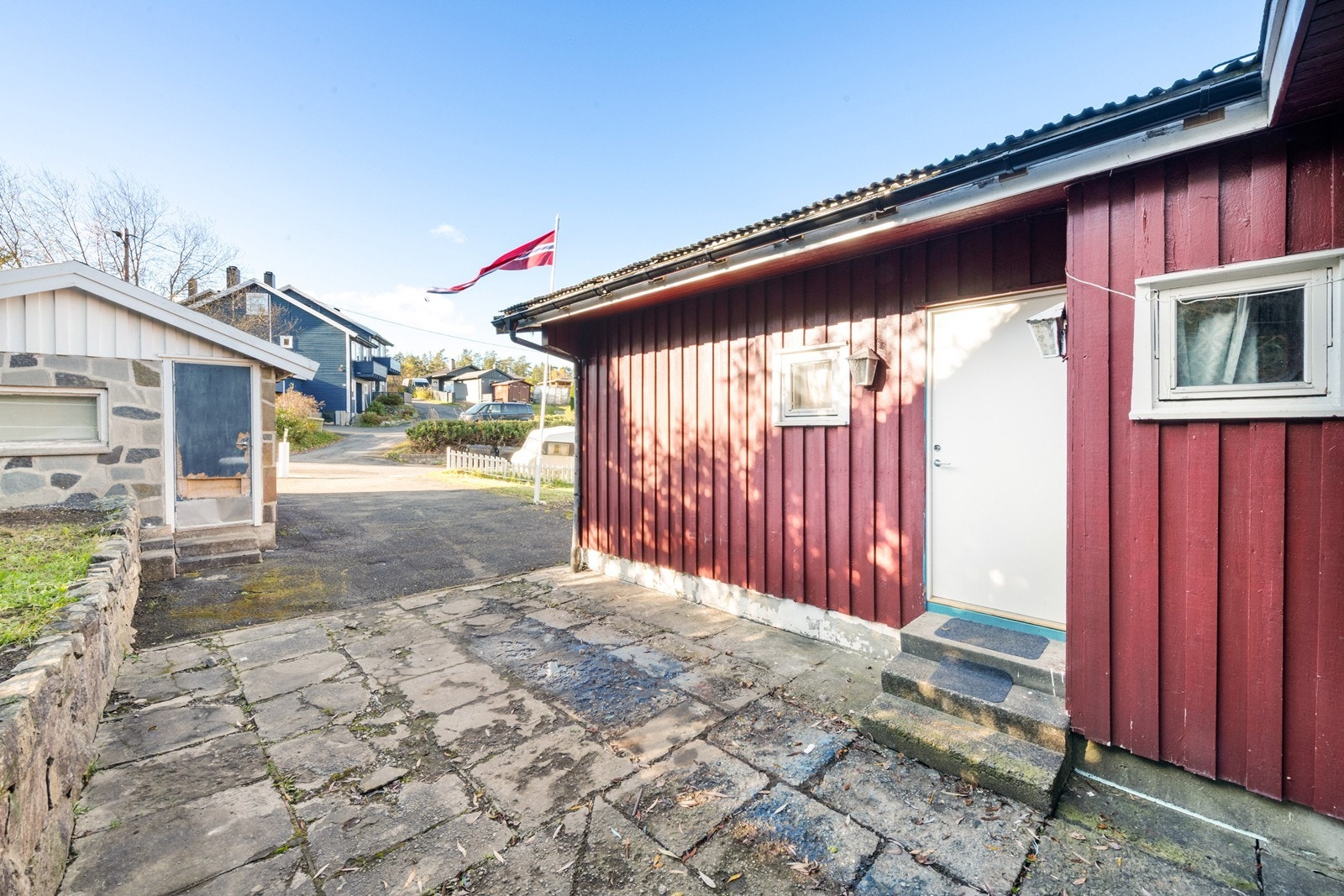 Hellelagt uteplass og garasje Galleribilde