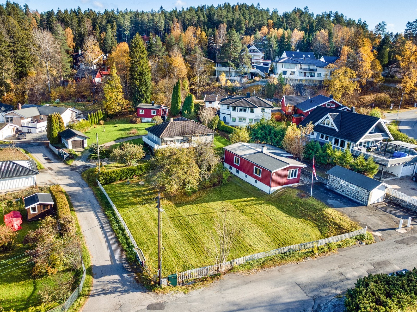 Åpen og luftig tomt i et stille og lite trafikkert stikkvei Galleribilde