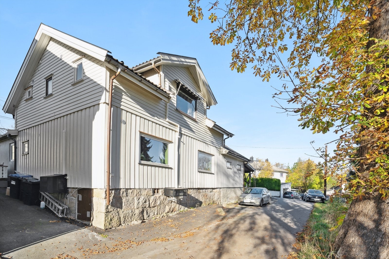 Hel horisontal tomannsbolig som ligger høyt og fint i terrenget på Fjeldberg. Galleribilde
