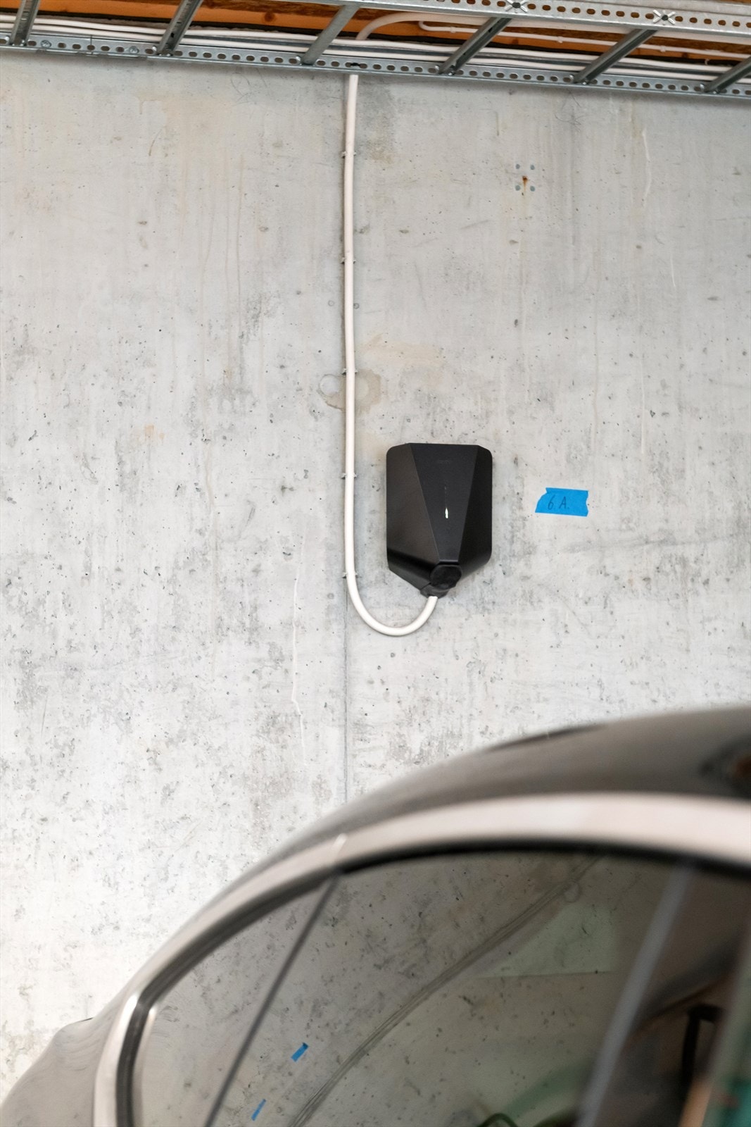 El-bil lader montert i carport Galleribilde