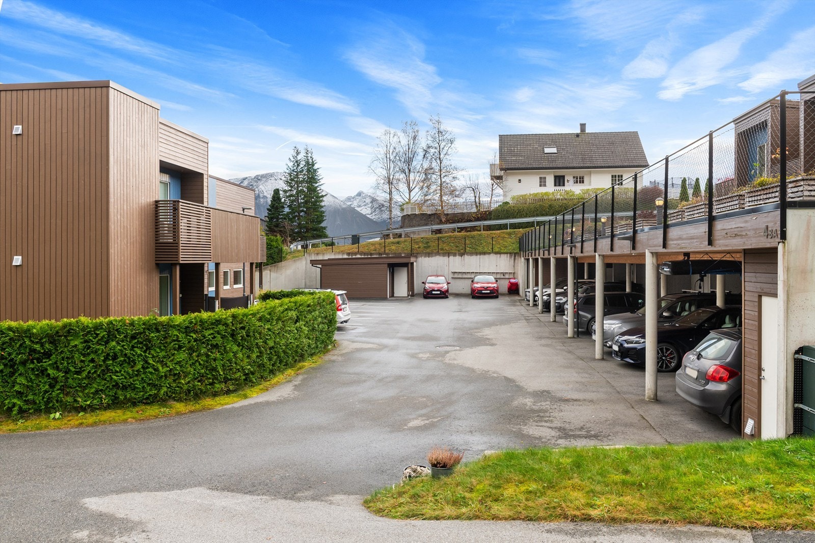 Felllesområde med carport Galleribilde