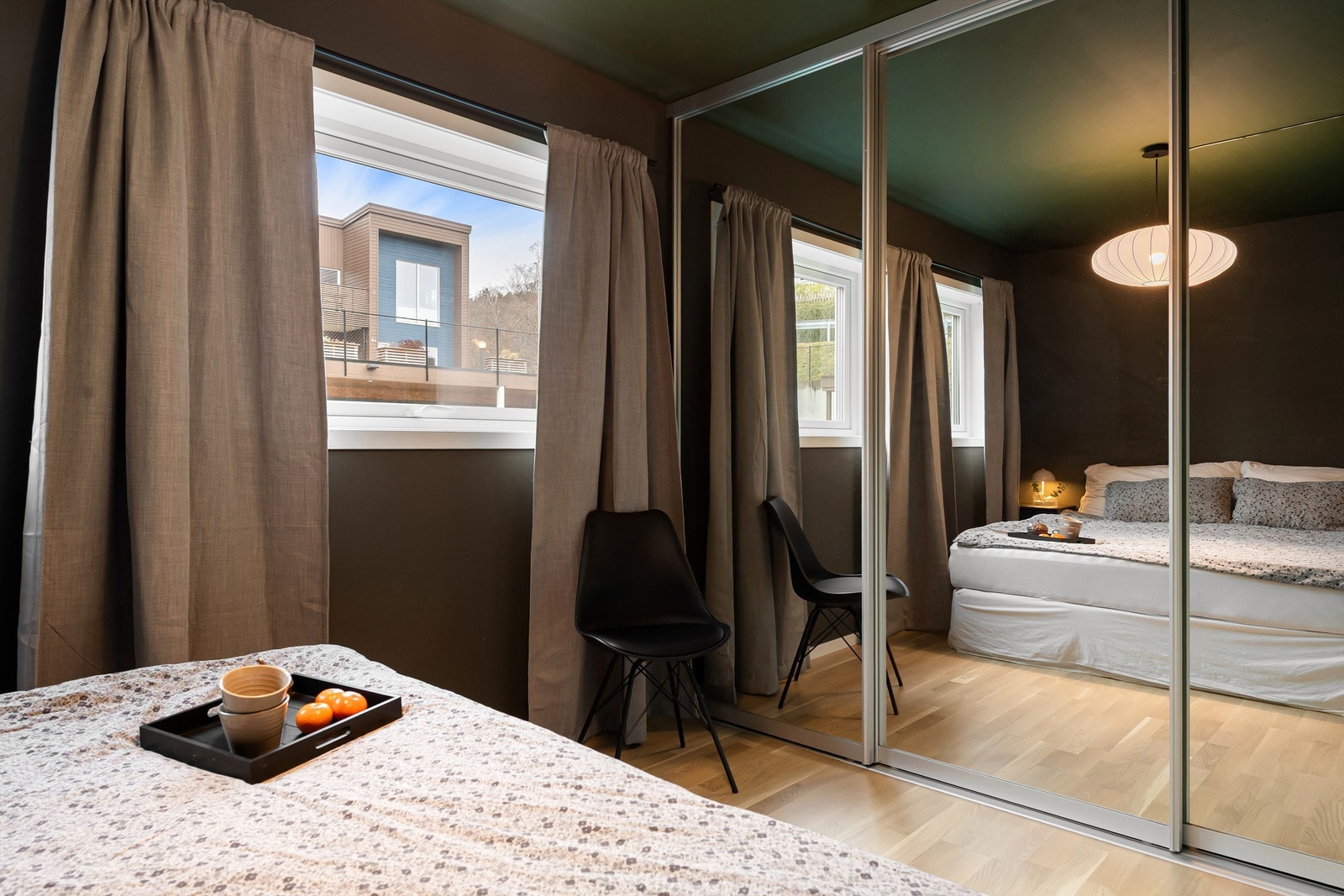Skyvedørsgarderobe på hovedsoverom Galleribilde