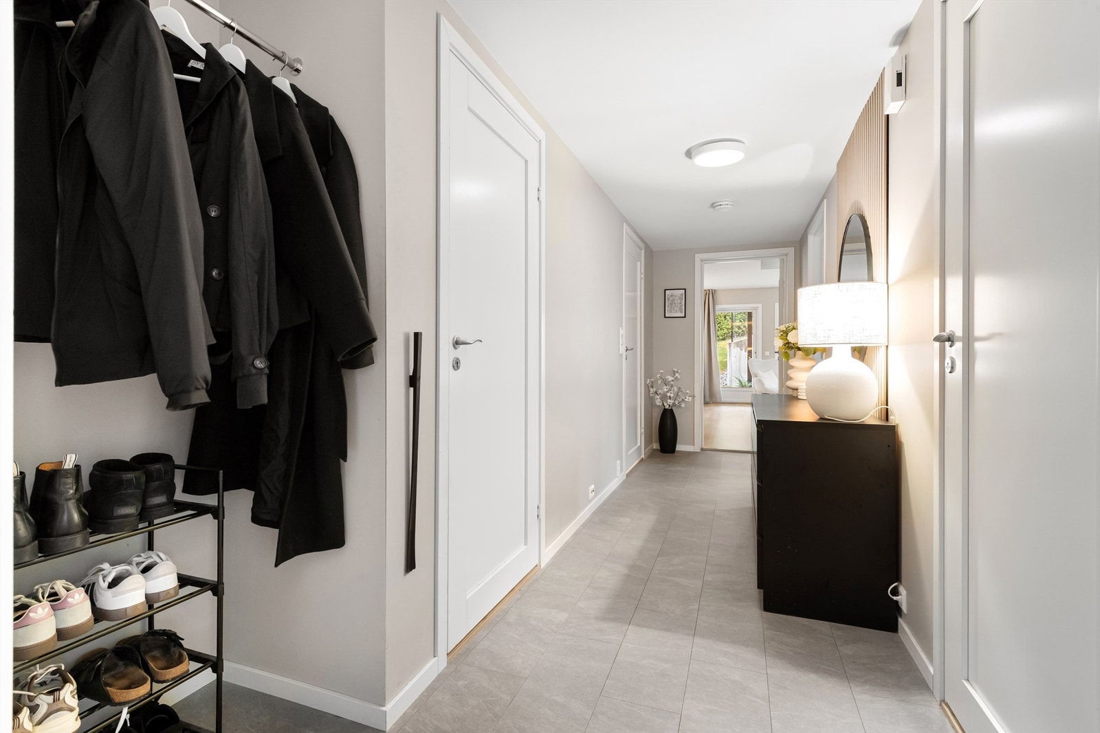 Gang/entre med plass til yttertøy og sko Galleribilde