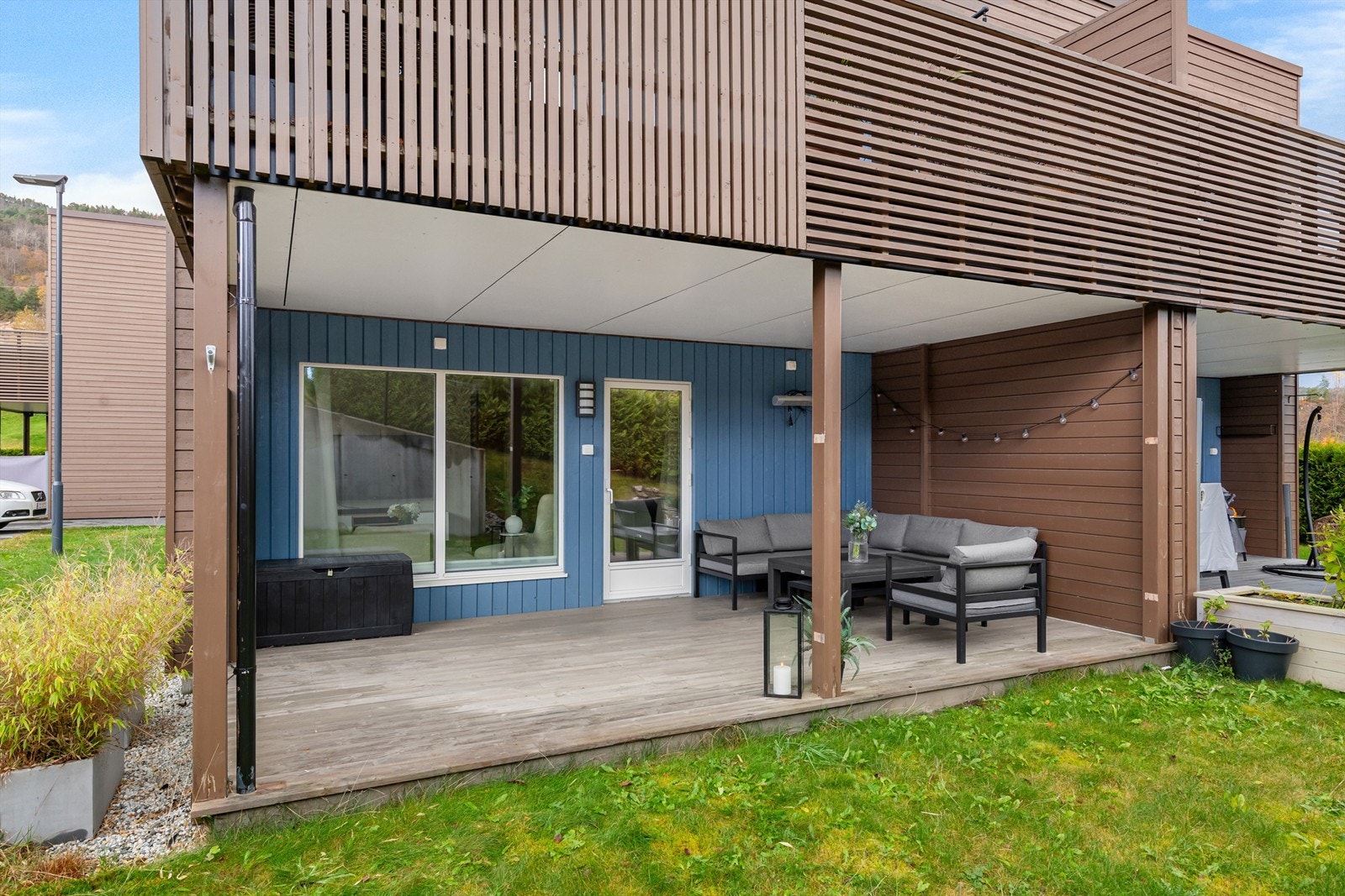 Sydvendt overbygd markterrasse med god adkomst til hage Galleribilde