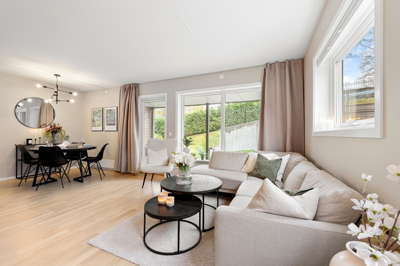 Det er god plass til både sofagruppe og spisestue i det åpen stue/kjøkken løsningen Galleribilde