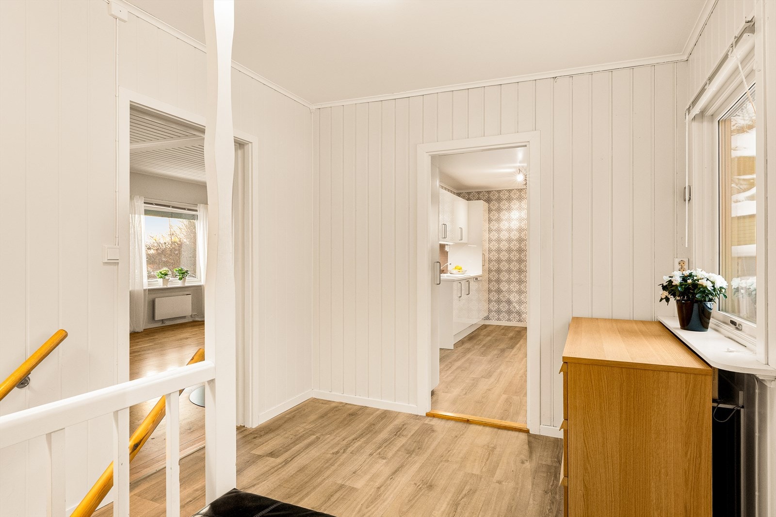 Fra gangen går man videre inn til kjøkkenet og en romslig stue. Galleribilde