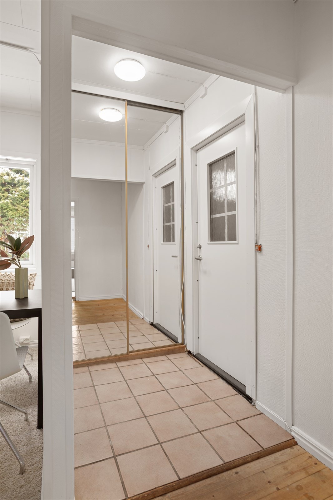 Velkommen hjem! Flislagt entré med skyvedørsgarderobe Galleribilde