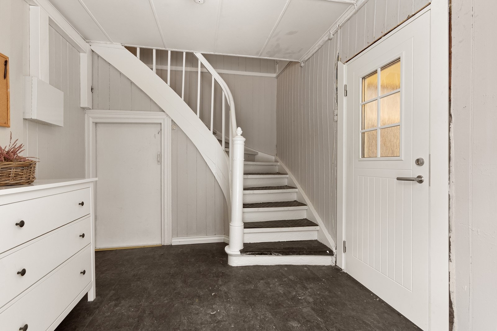 Felles gang med adkomst ned til felles lagringskjeller.
Adkomst til leiligheten er døren til høyre. Galleribilde