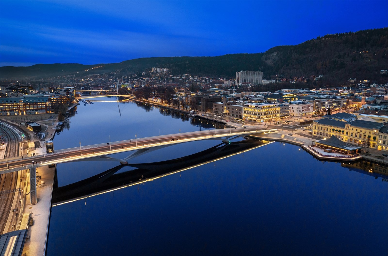 Fra leiligheten er det kort vei til Bragernes torg og den nye bybroa ned til togstasjonen Galleribilde