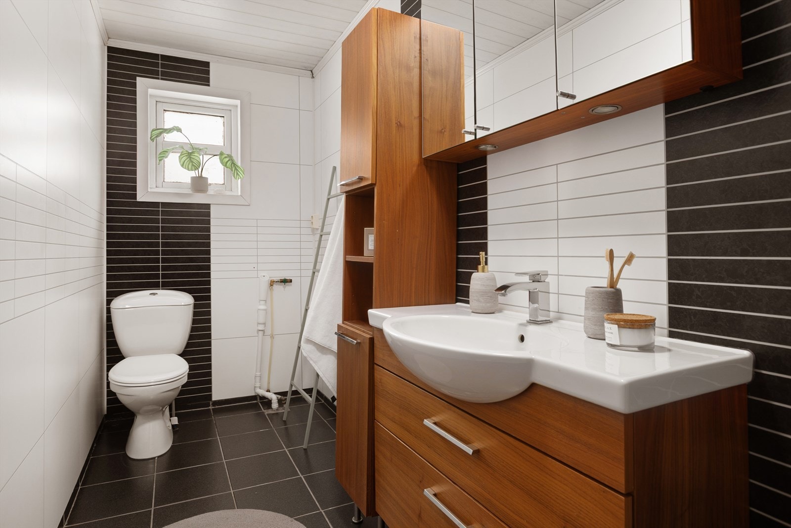Badet har opplegg for vaskemaskin og varmekabler i gulv Galleribilde
