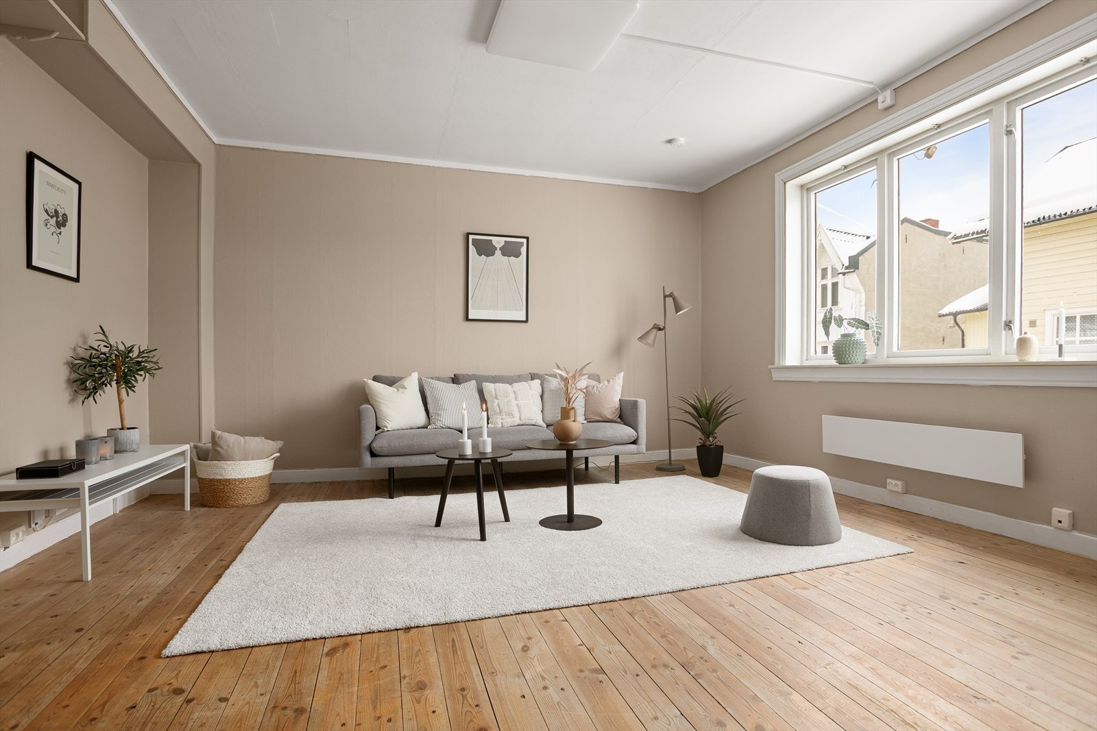 Stuen er av god størrelse - og har god plass for både sofa og tilhørende spisemøblement Galleribilde