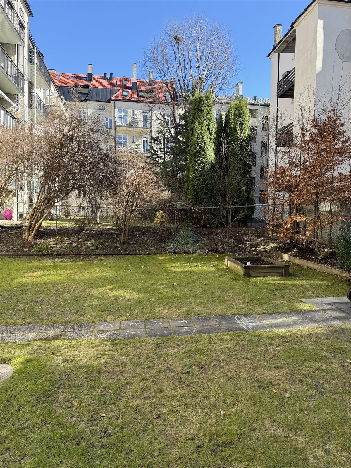 Bakgård Galleribilde