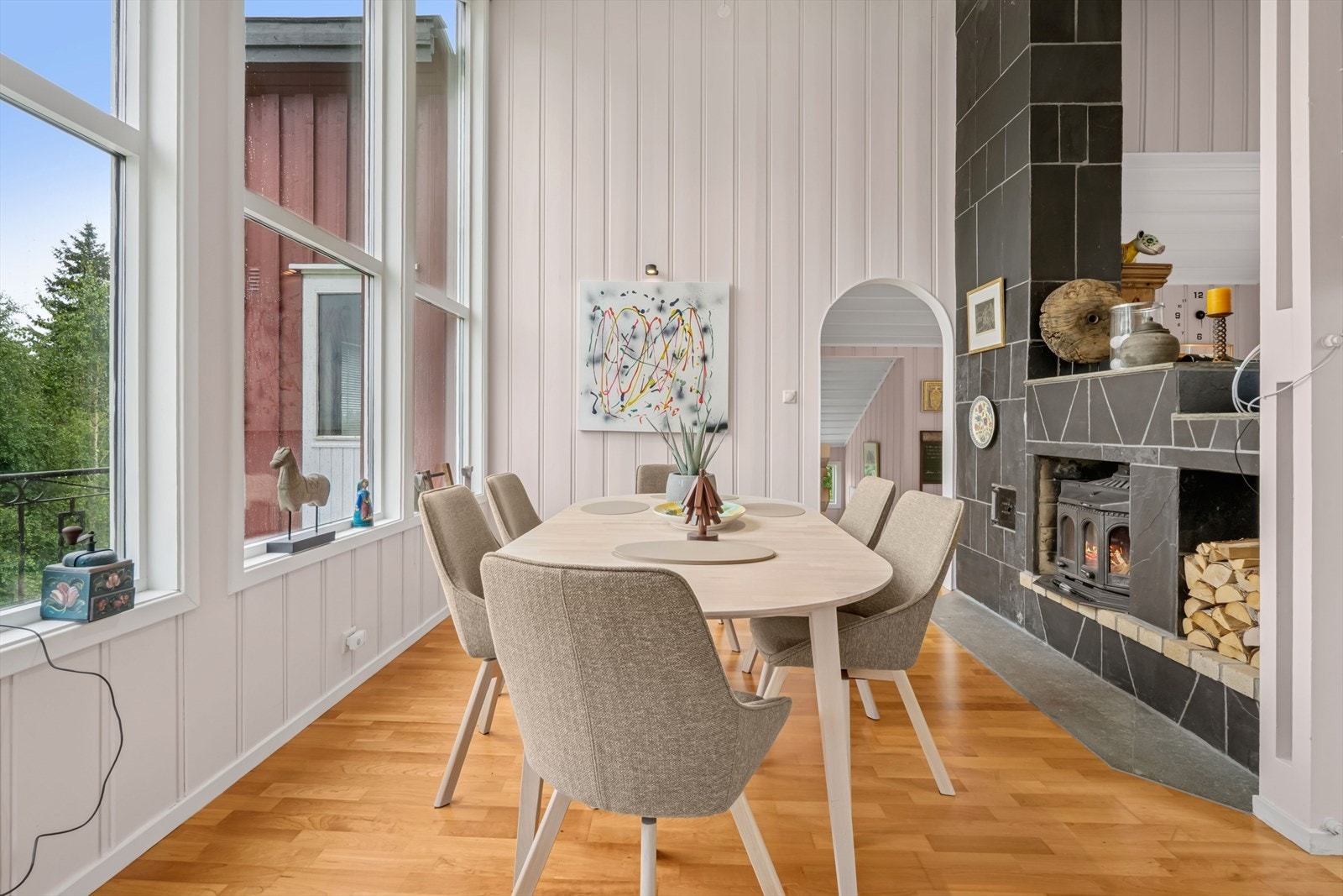 I denne stuen er det også montert et ildsted. Galleribilde