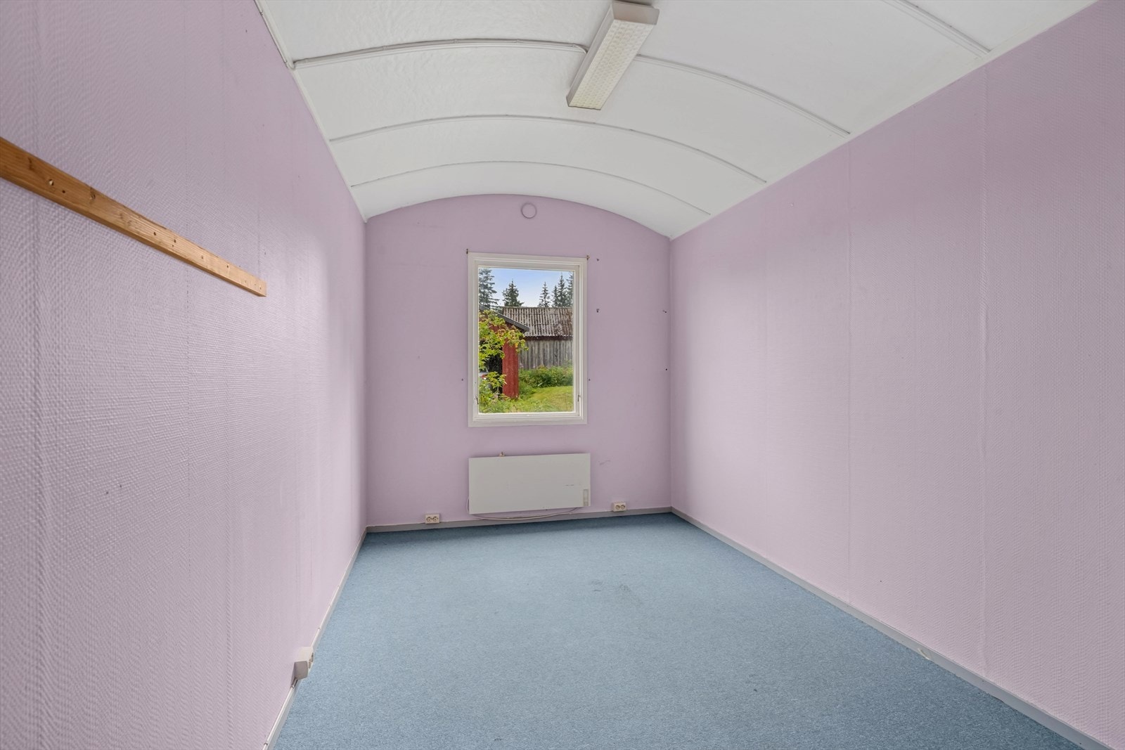 Annekset består av to Moelvenbrakker som er satt sammen og er tidligere brukt som hjemmekontor. Galleribilde