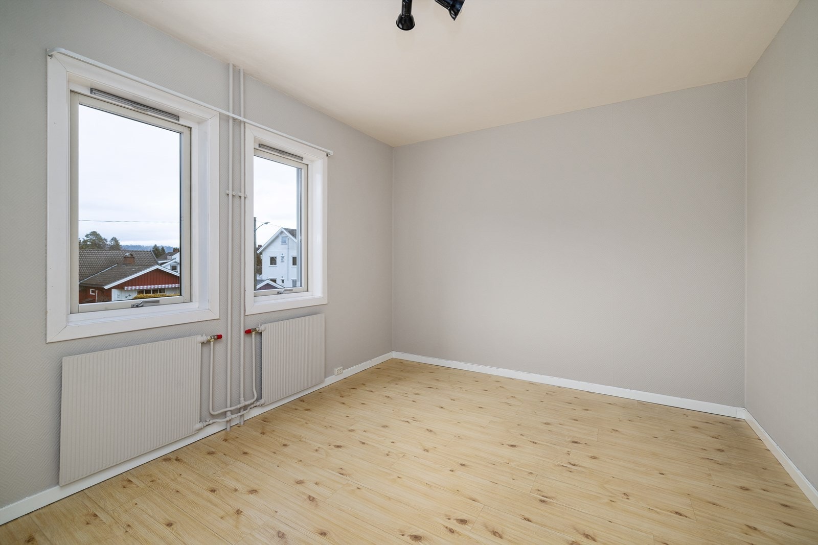 To vinduer gir godt med lys, og rommet er enkelt å innrede etter eget ønske. Galleribilde