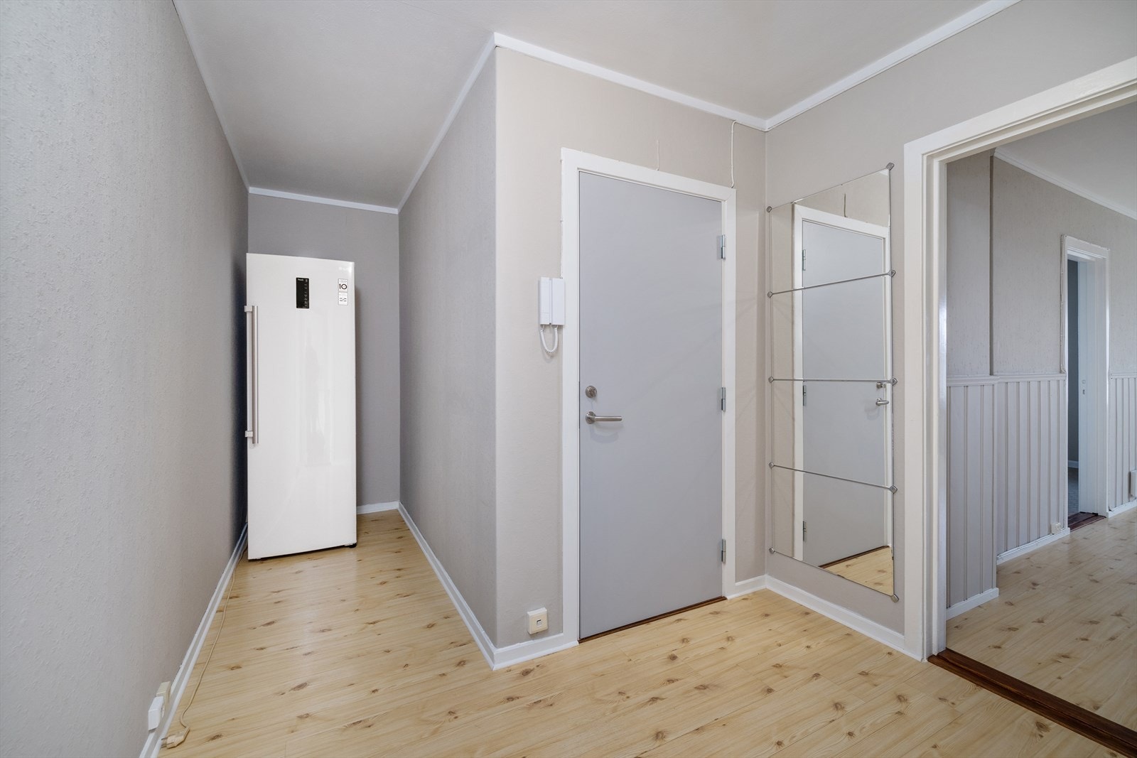 God plass til oppbevaring av yttertøy og sko i gangen. Galleribilde