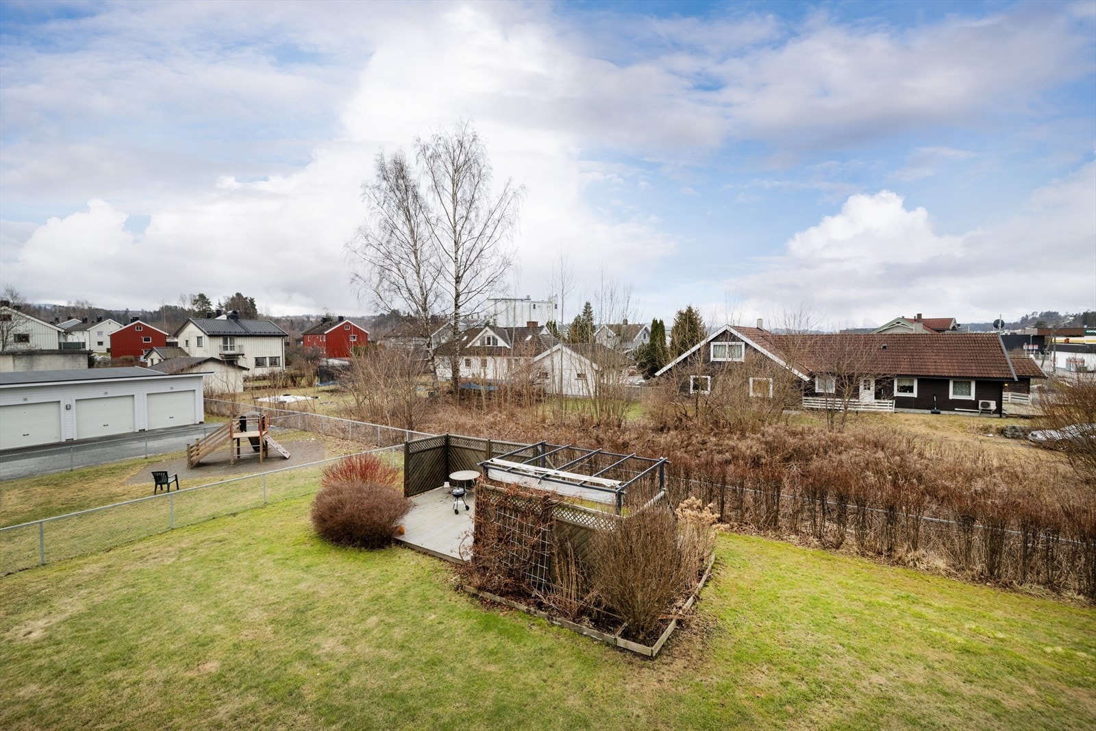 Beliggenheten er sentral på Hønen, med gangavstand til skoler, barnehager og flere dagligvarebutikker. Galleribilde