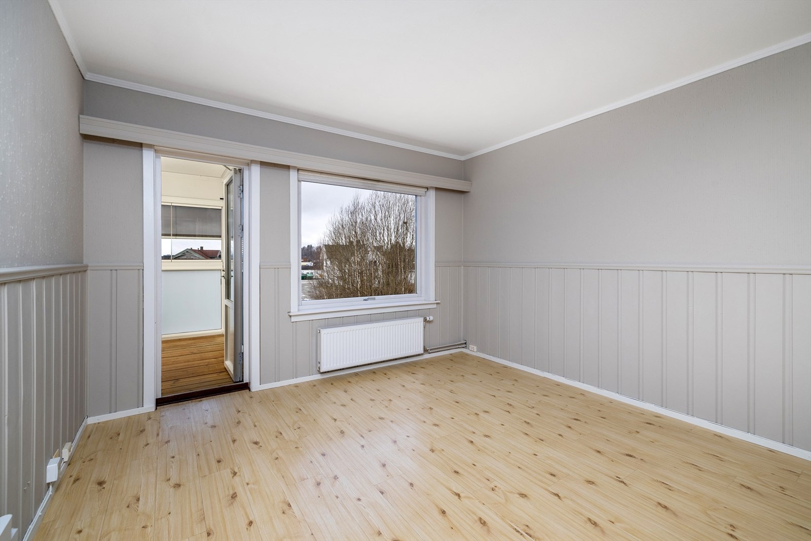 Fra stuen er det direkte utgang til den innglassede verandaen. Galleribilde