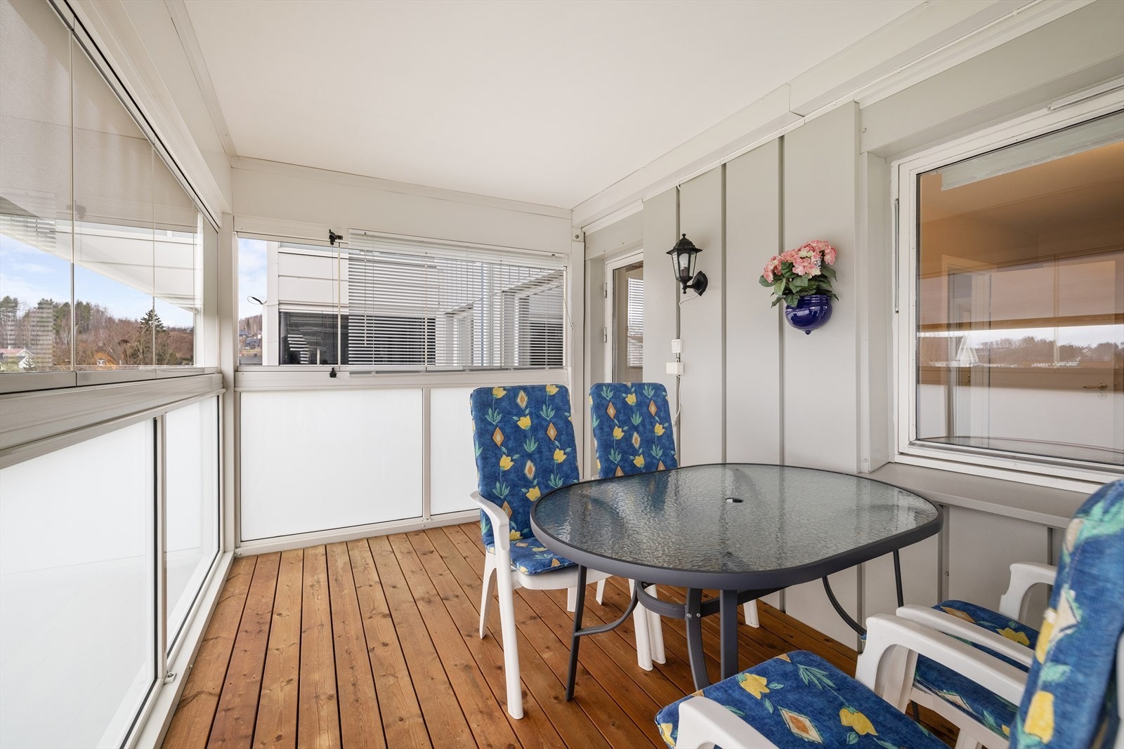 Verandaen har tregulv og skyvbare glassfelt som gir fleksibel bruk gjennom året. Galleribilde